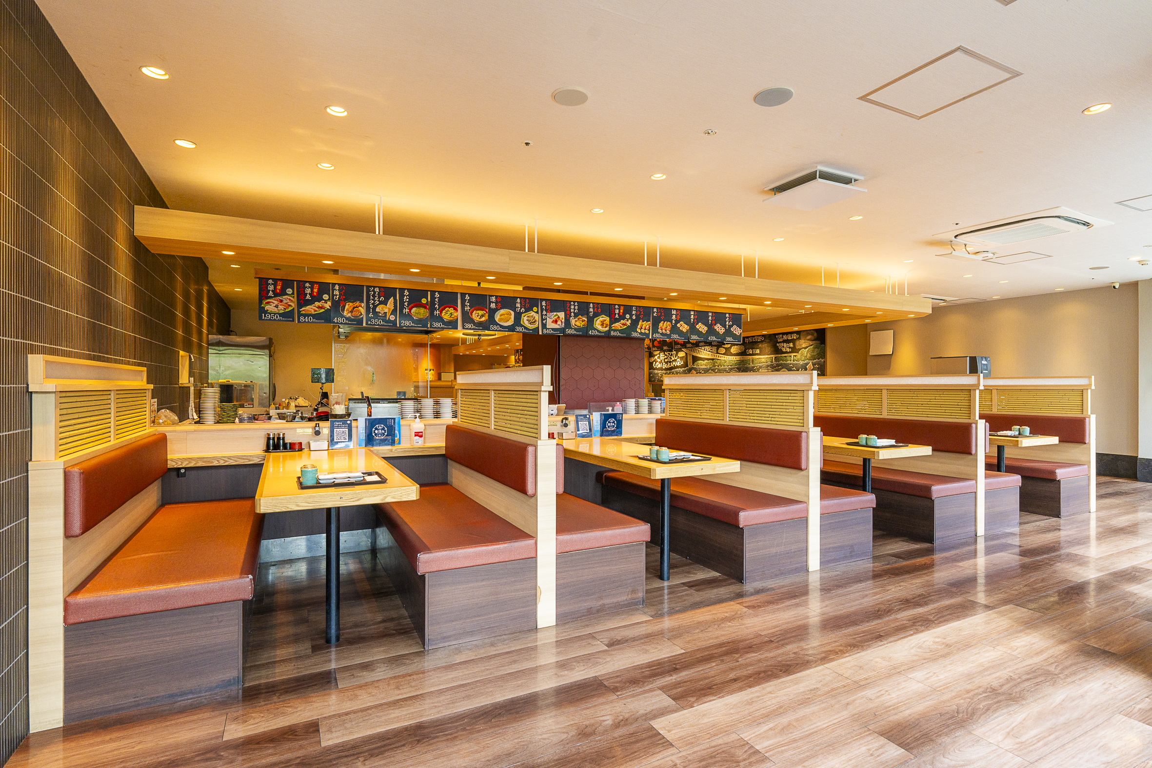 3～6ヶ月で握りも担当。業態未経験から寿司職人を目指せます。（牛深丸サクラマチ店）