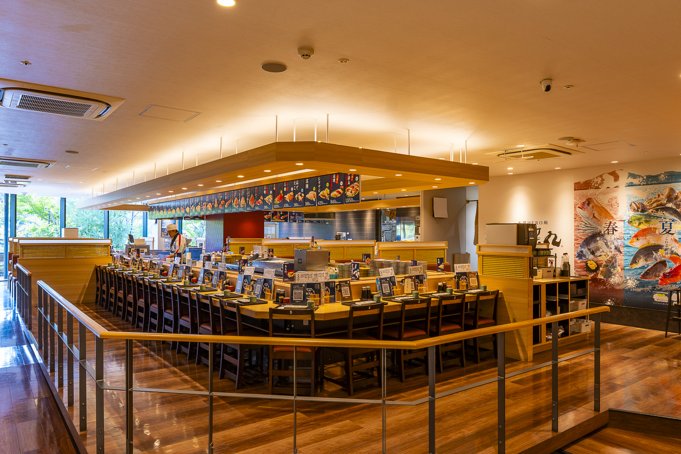 20～40代が活躍中！寿司も和食も幅広く学べる環境です。（牛深丸サクラマチ店）