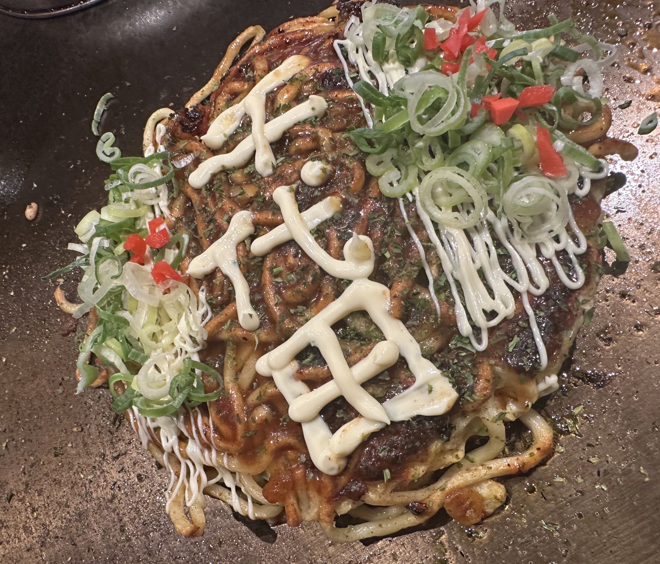 キッチン業務が中心ですが、カウンター越しにお客様と接するホール業務もお願いします。