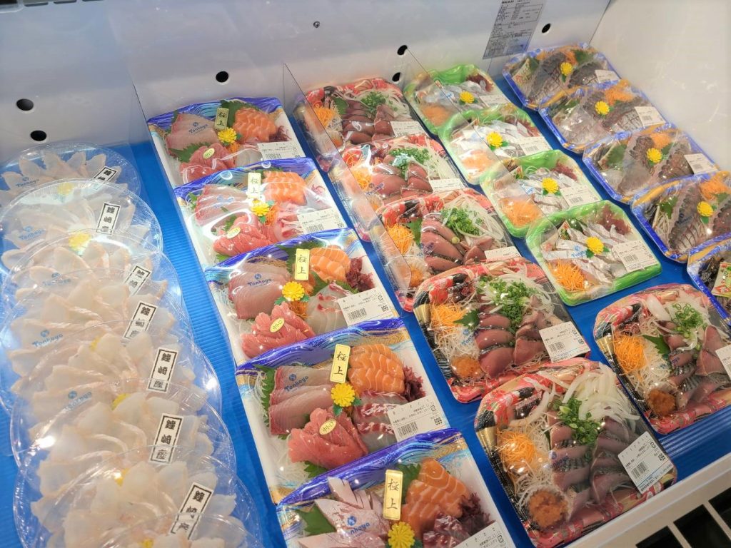新鮮な魚介を使ったお寿司や海鮮丼が人気。商品管理も店長の腕の見せ所。