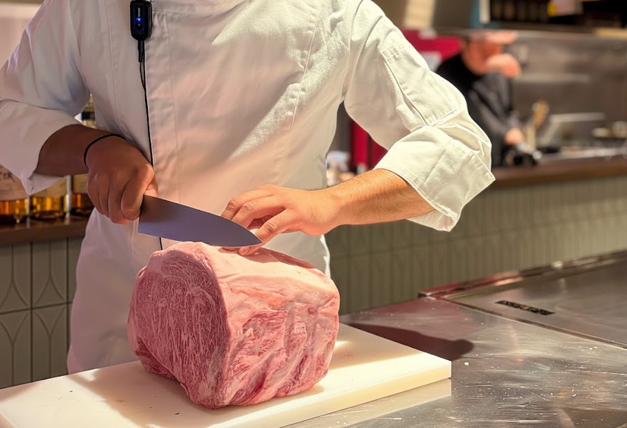 当店は熟成肉にこだわるアメリカンステーキハウス。お酒やデザートも取りそろえています。