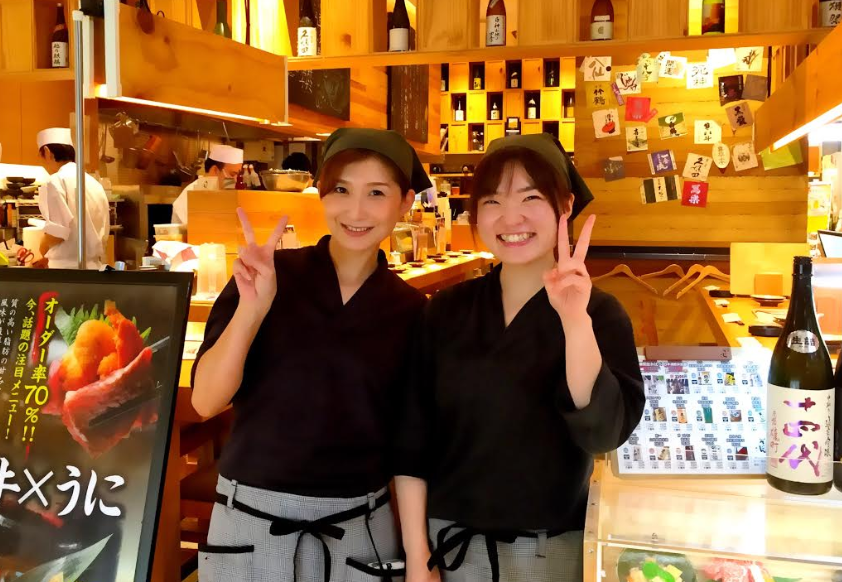 お客様へのオーダー、料理やドリンクの配膳、片付けや会計など少しずつお任せしていきます