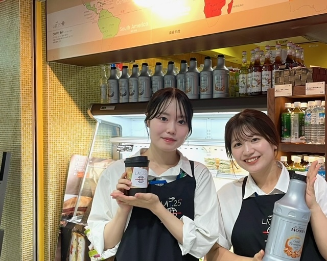 若手スタッフも活躍中。声を掛け合いながら、チームでお店をつくっています。