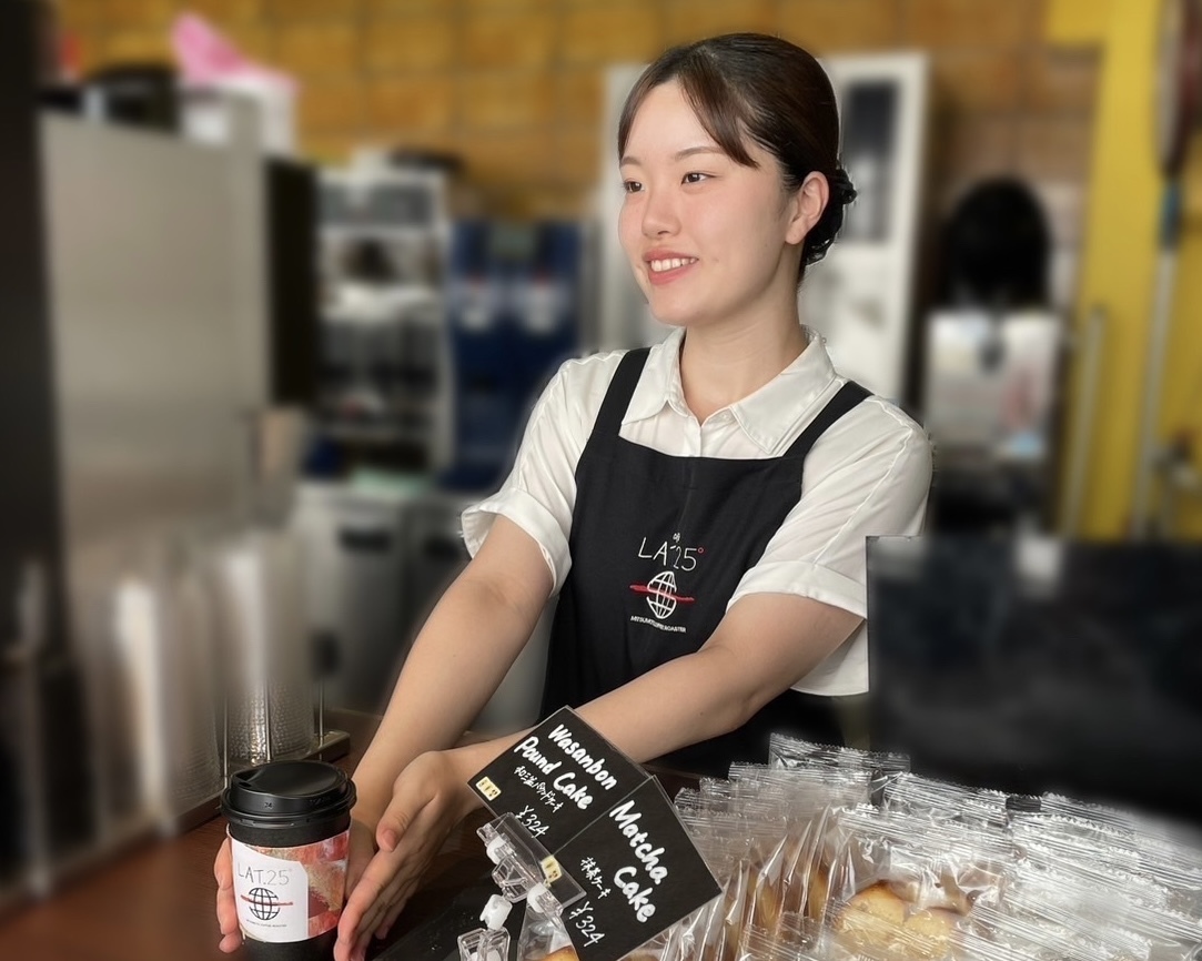カウンター越しにお客様をお迎え。自然な笑顔で働けるカフェの仕事です。