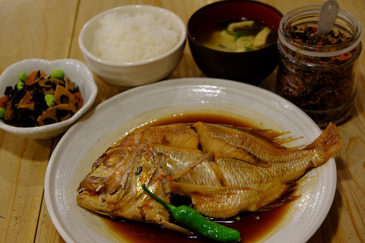 入荷する魚の数は40〜50種類！圧倒的に豊富な魚料理で大人気の繁盛店です！