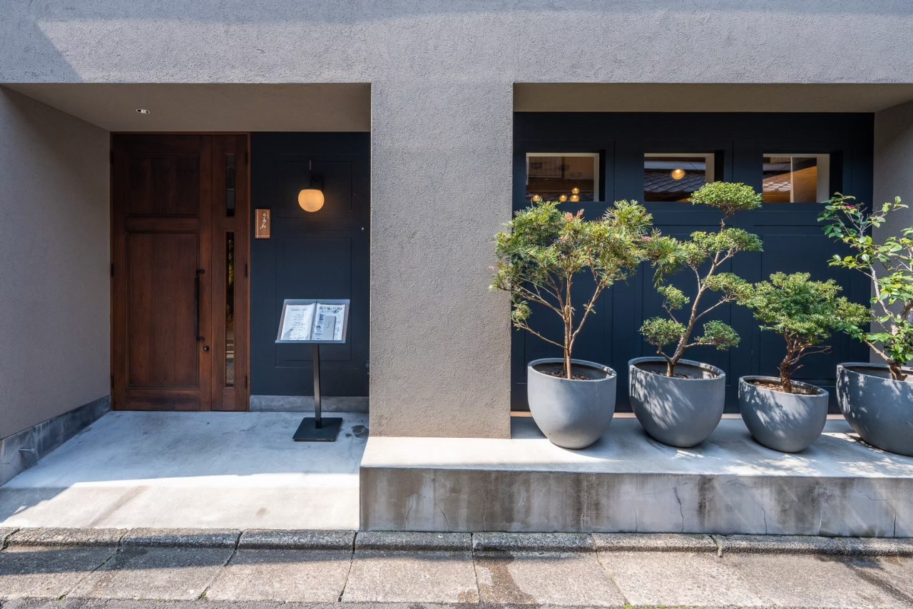 京都らしい落ち着きと上質感。街の喧騒を離れた静かな路地に佇むレストランです。