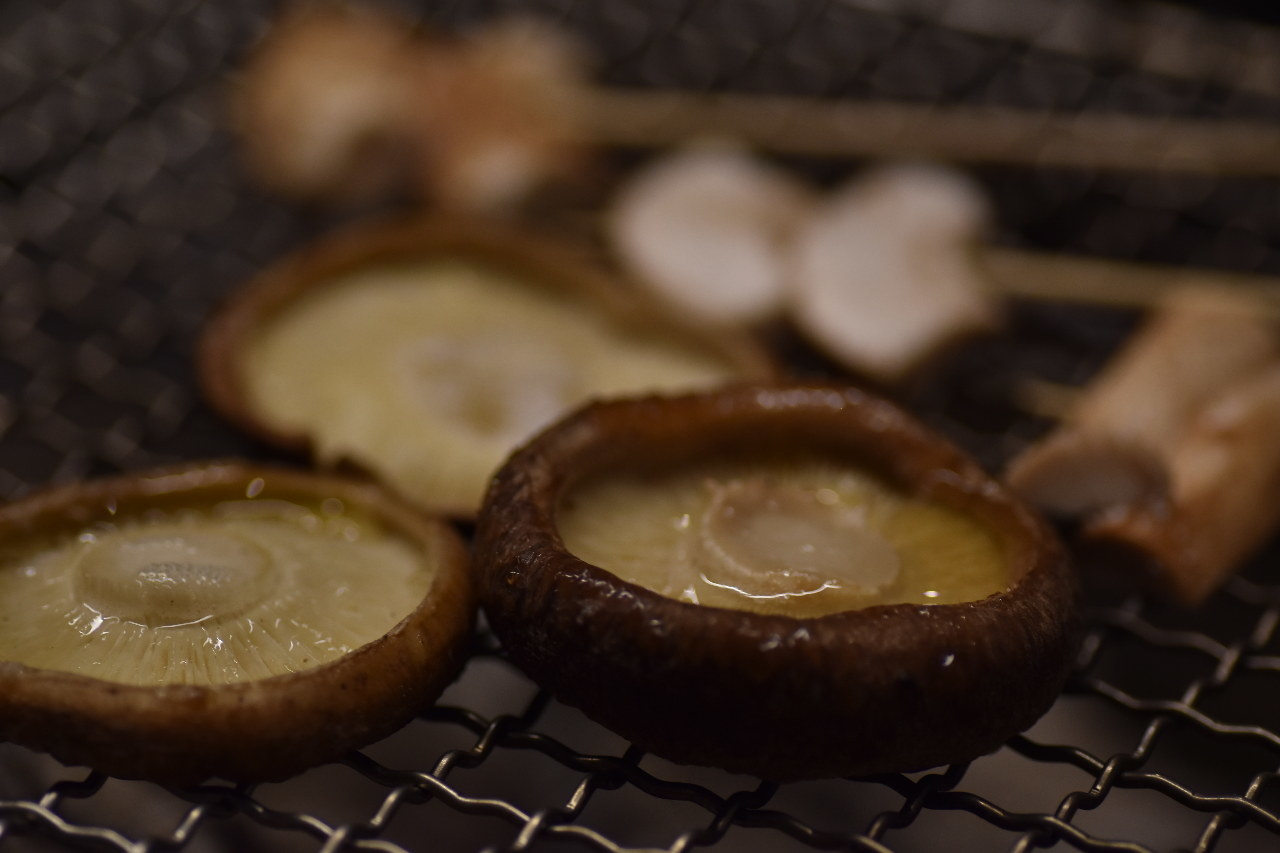 炭火でじっくり焼くことで、遠赤外線効果でじんわりと熱が回り、魚介も野菜もジューシーに焼きあがる。