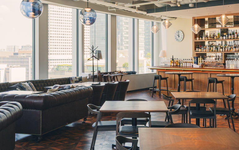 最新ビル内のオフィスワーカー専用カフェ。利用客が限定されているため、落ち着いた接客に専念できます。