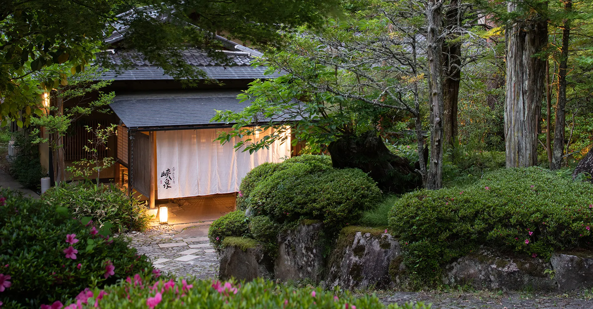 凛とした空気が漂うこの場所で、一生モノの所作を磨きませんか。