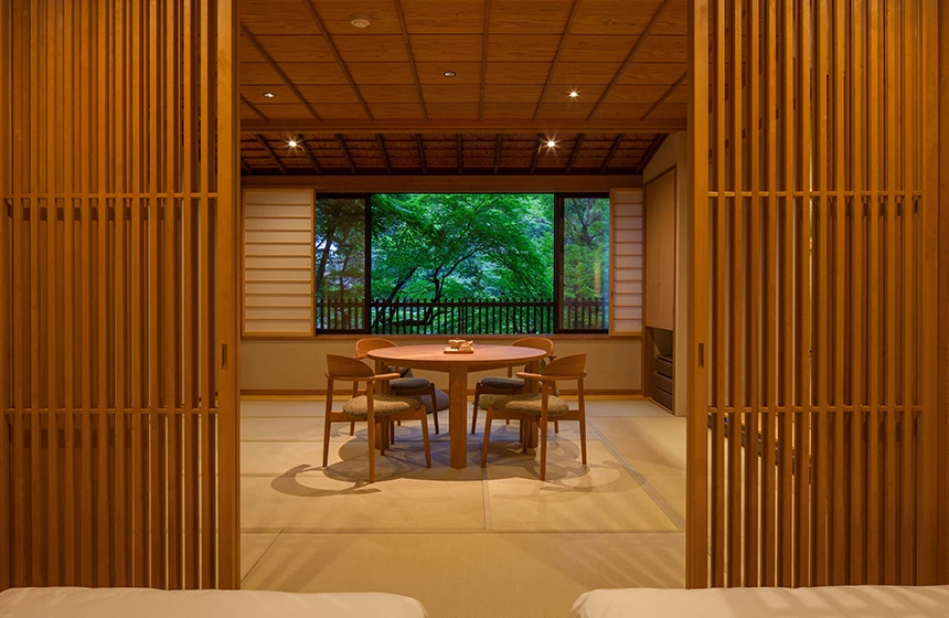 凛とした空気の中で、丁寧な所作とおもてなしを磨く。