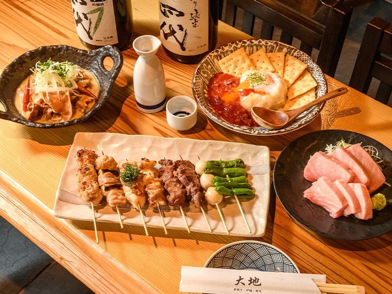 串焼きでは、備長炭を使用。鶏肉は国産鶏、刺身は国産の生マグロを扱うなど素材にもこだわっています