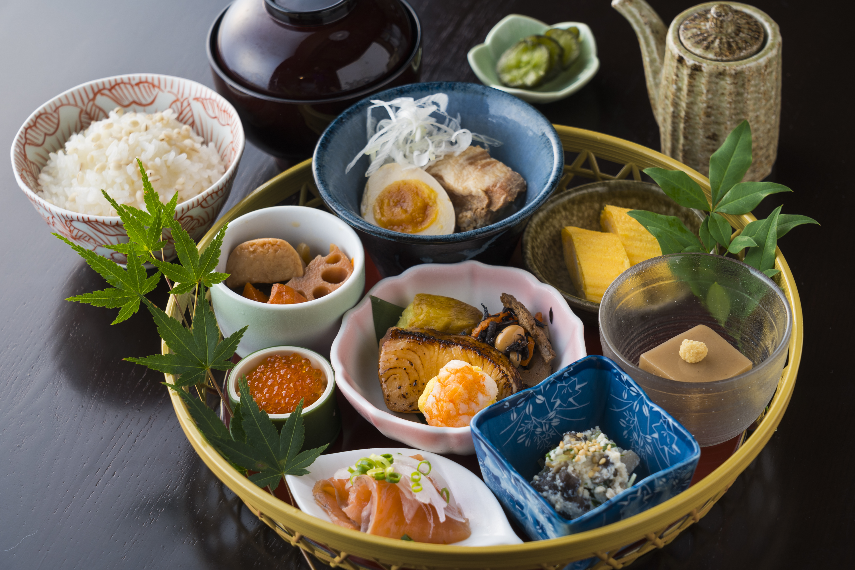 四季折々の食材を活かした料理で、温泉でリラックスしたお客様をおもてなしします。