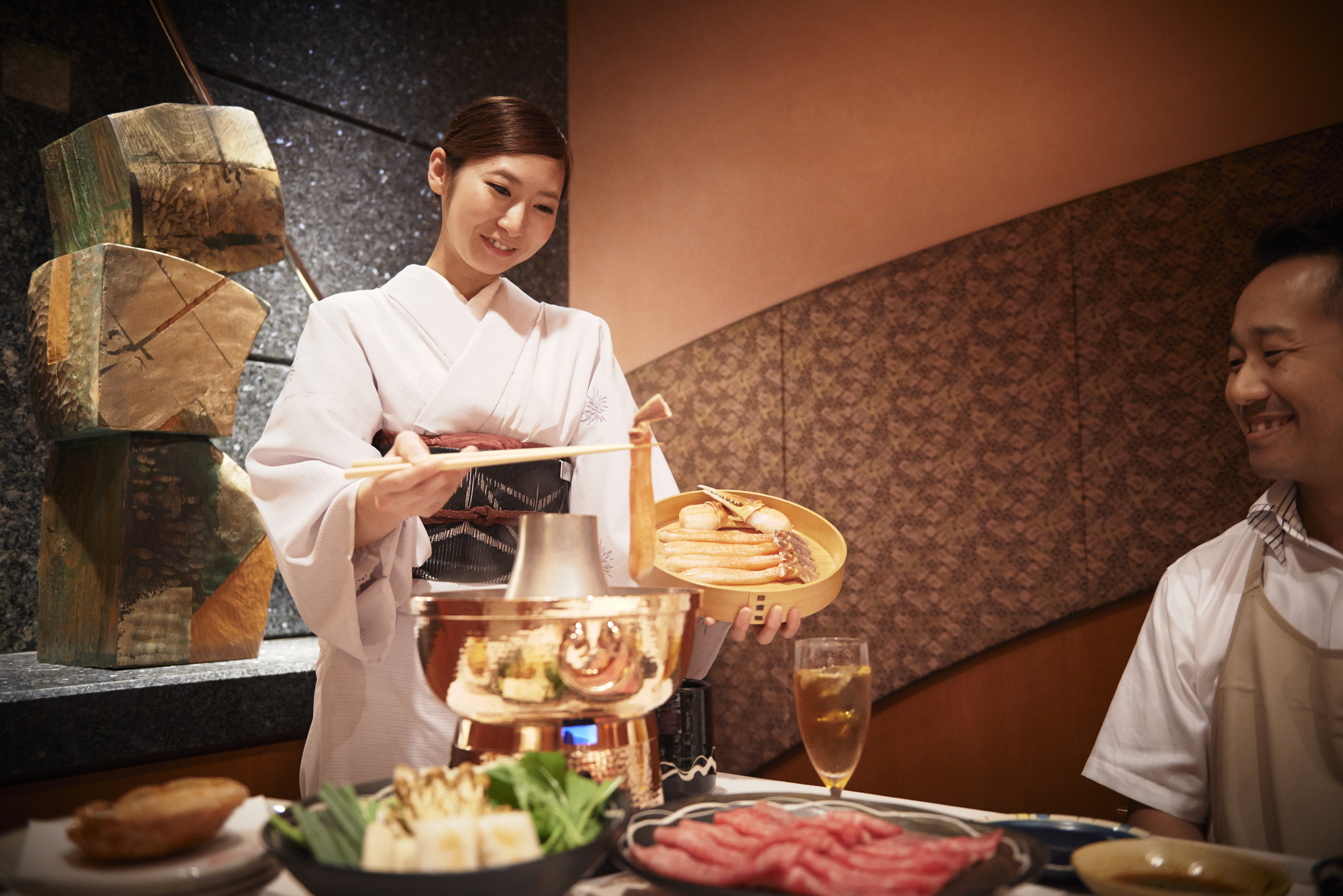 器の美しさ、料理の香り、丁寧なひと言。五感で味わう接客体験を、『瀬里奈 本店』で。