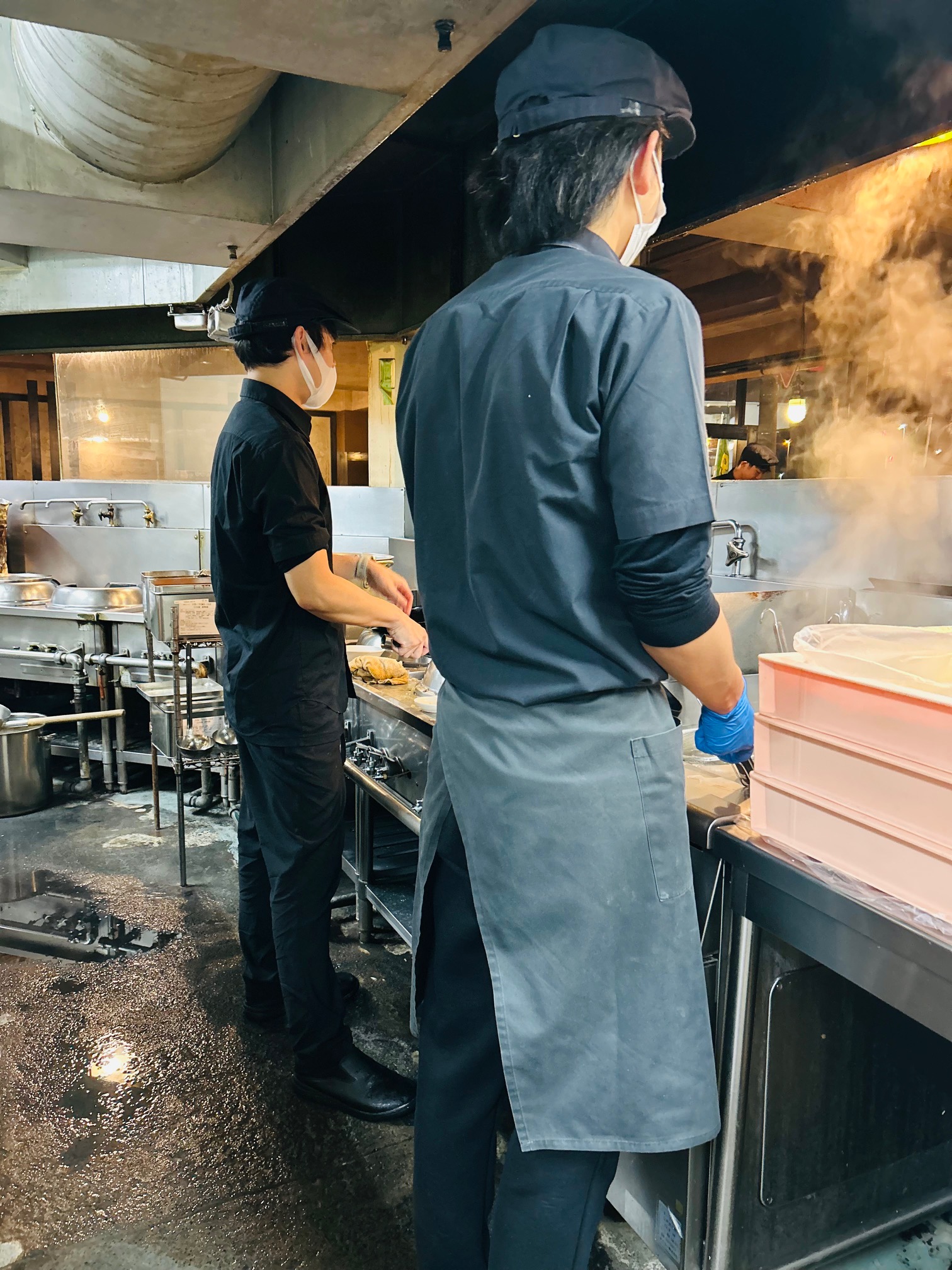 スープの炊き方も一から。経験ゼロでも安心の育成体制。