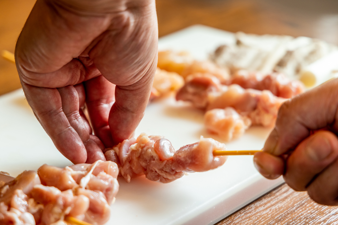 肉のプロフェッショナルであることを強みに、新鮮な鶏肉を仕入れ、1つ1つ丹念に串打ちから行っています。