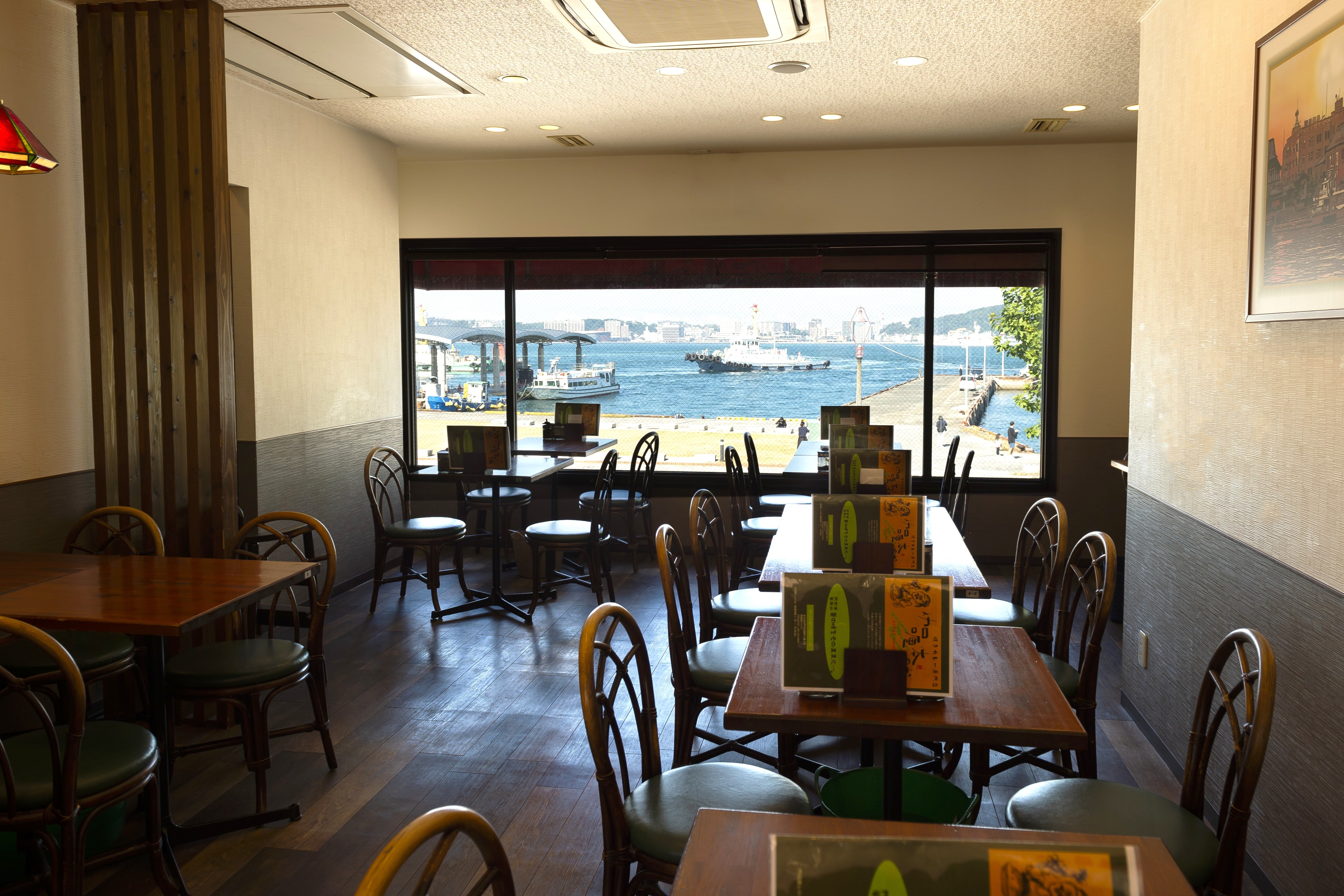 門司港店内。空と海のそばで、観光地ならではの非日常を楽しみながら、仕事を好きになれる場所があります。