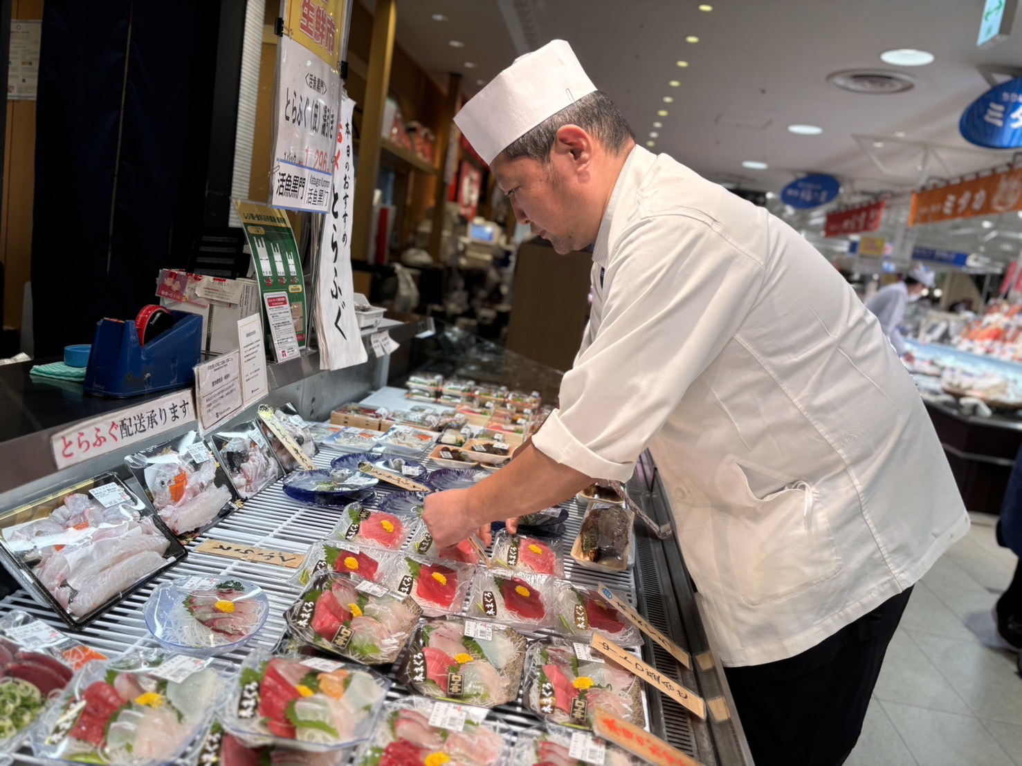 鮮魚店のほか、グロサリー事業部や通販事業などを展開している成長企業。