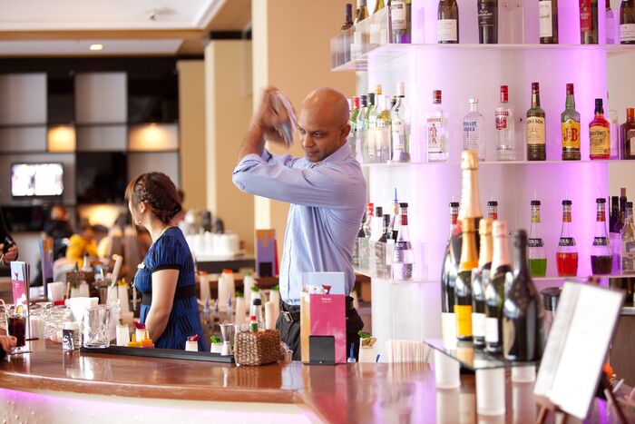 お客様の目の前でドリンクを提供。ライブ感のあるバーカウンターで、あなたの個性を活かせます。