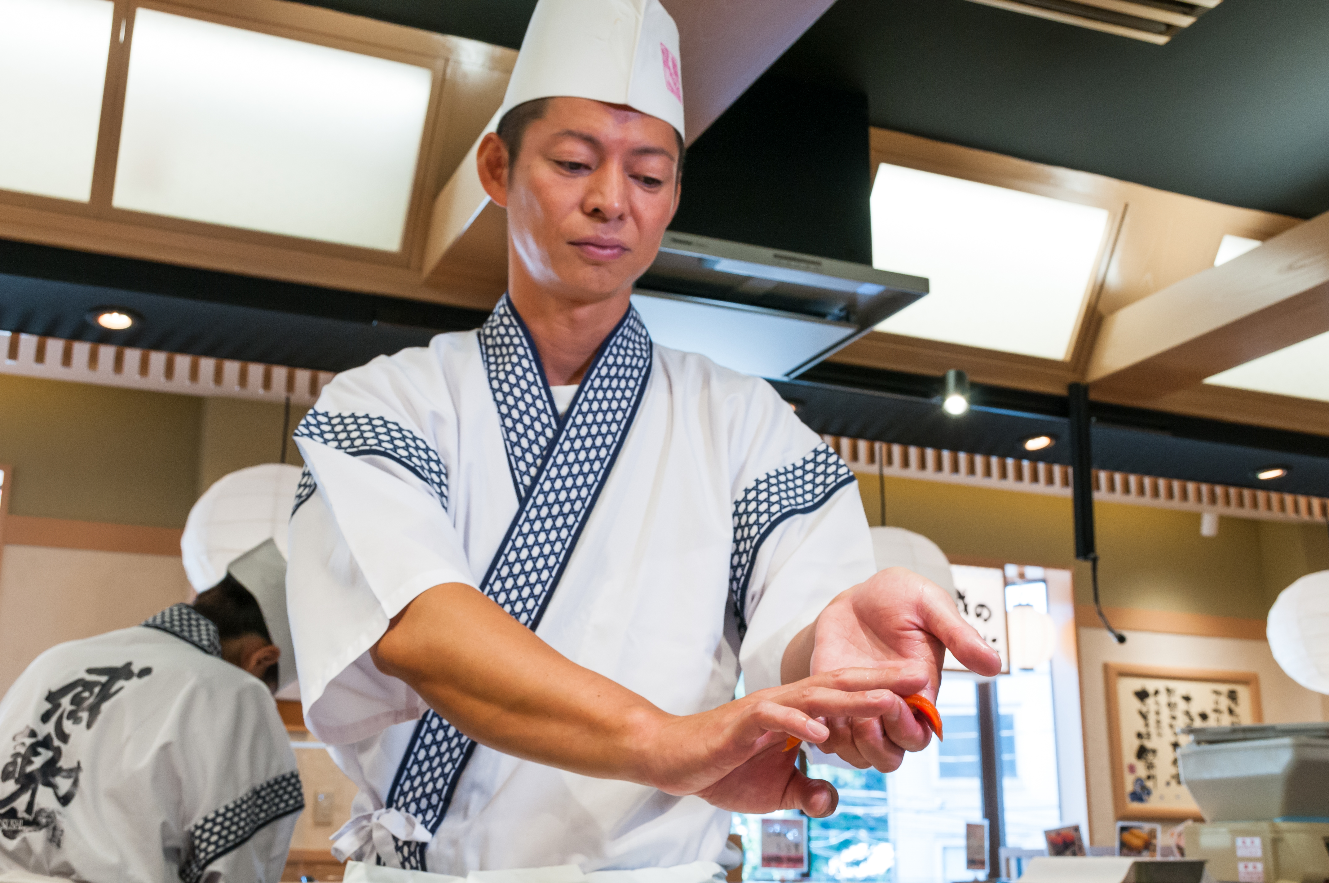 接客の基本やお店での動き方、寿司店ならではの知識まで基礎から学べる研修制度もあります。