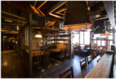 木のぬくもりに包まれた、家族連れに人気の落ち着く店内。