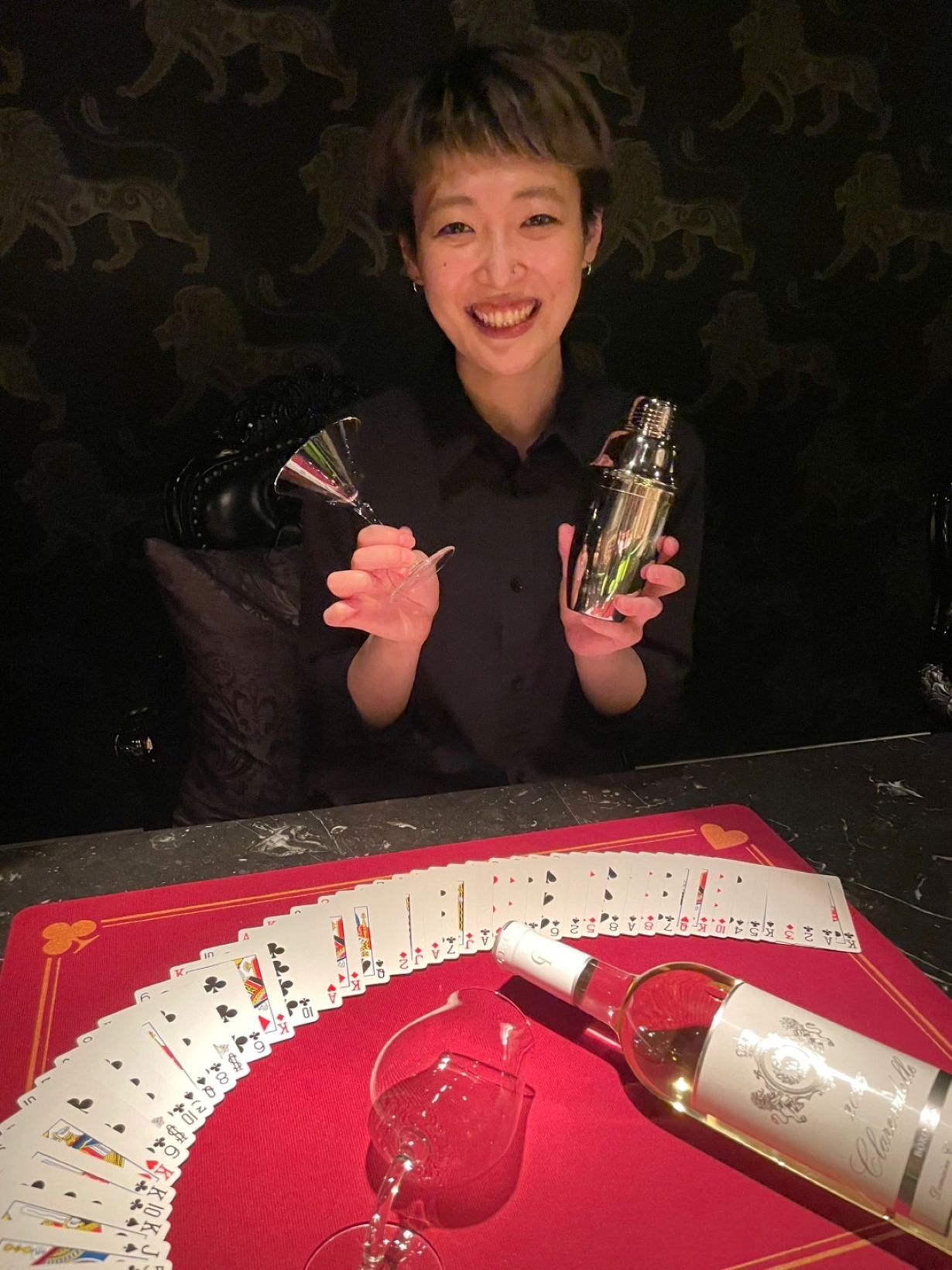 今回は、そんな当店で接客やドリンク管理、マジックの手伝いなど、店舗運営をお任せする仲間を募集します。