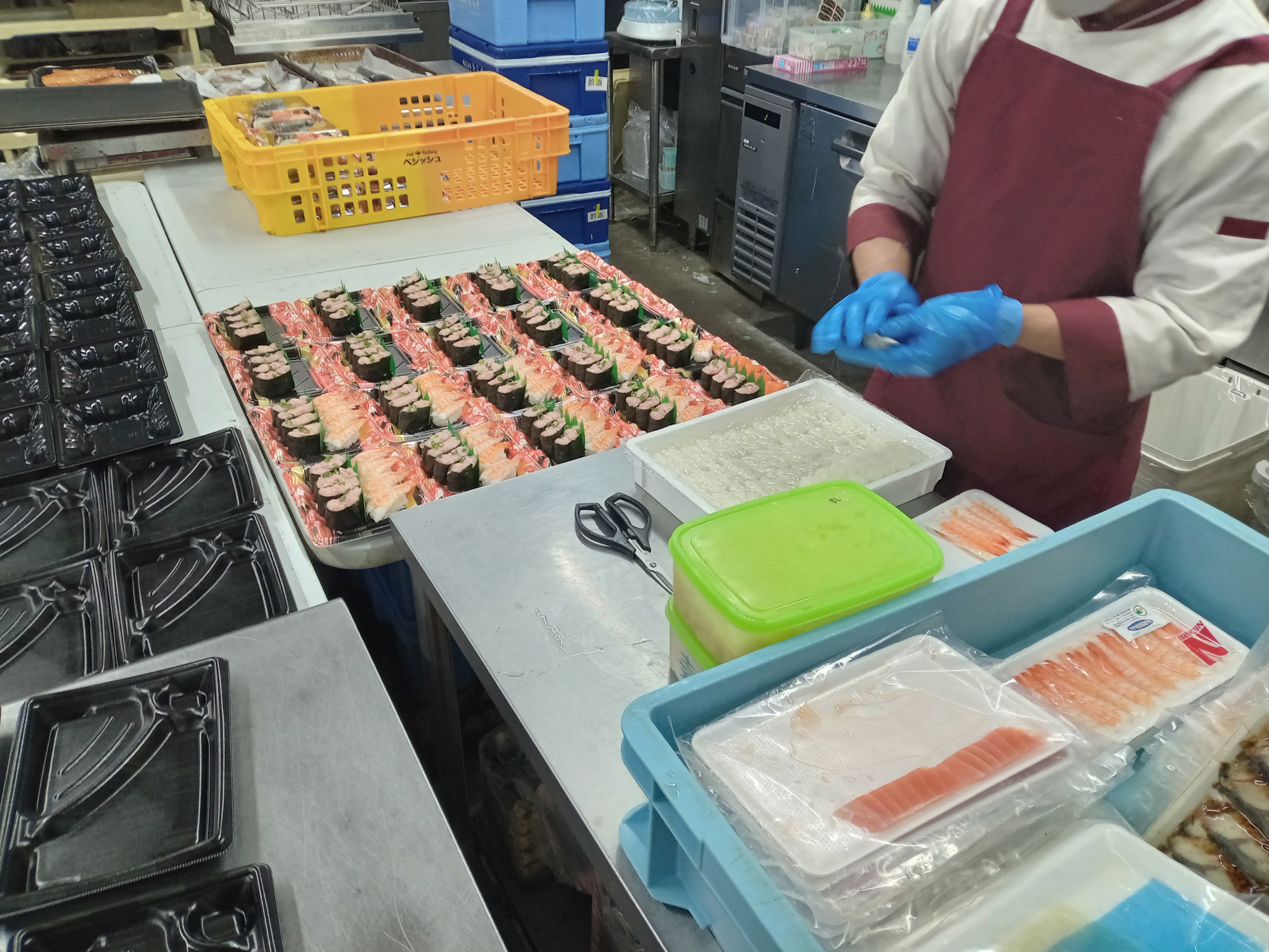自分の作業に集中し作業しながらも、スタッフへの指示は的確に!