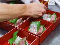 炭火焼きや串打ちなど、鰻調理のプロ技術を身につけ、和食職人として成長！
