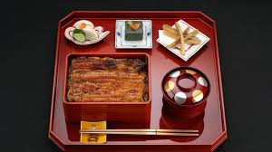 炭火焼きや串打ちなど、鰻調理のプロ技術を身につけ、和食職人として成長！