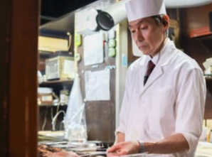 炭火焼きや串打ちなど、鰻調理のプロ技術を身につけ、和食職人として成長！