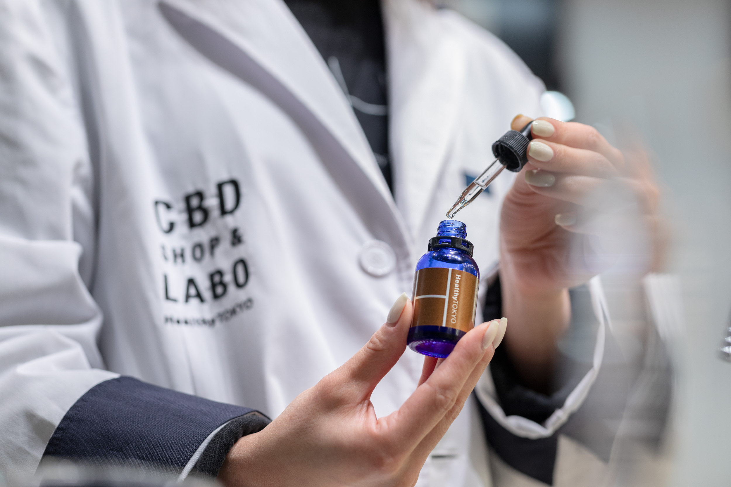 商品知識も丁寧にレクチャー。CBDを学びながら、自信を持って提案できる環境です。