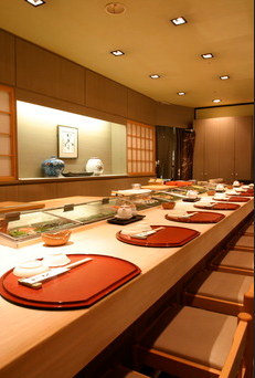 料理人やスタッフとの連携も魅力のひとつ。お店全体で心地よい時間をつくります。