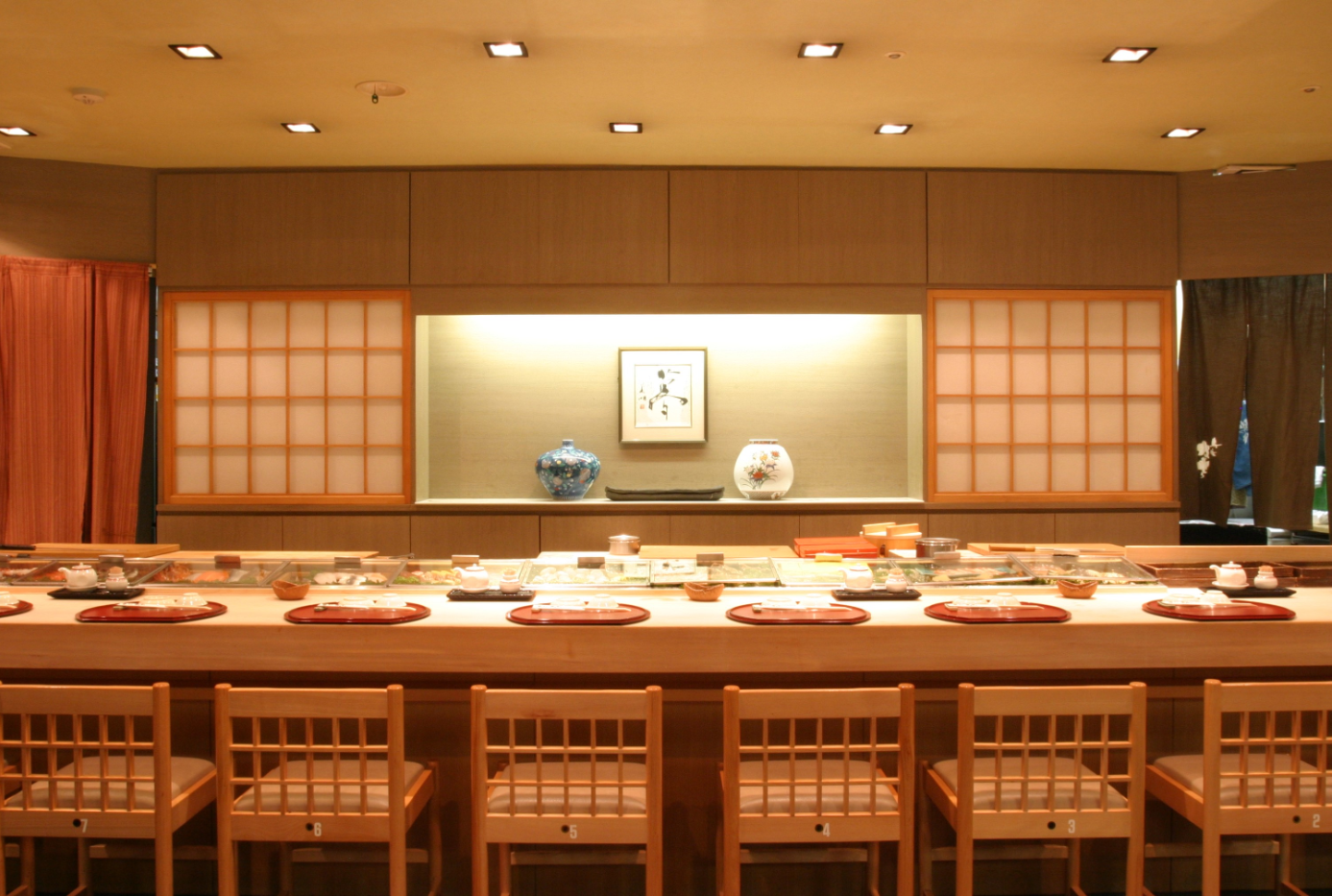 会食や記念日など、大切な時間に寄り添う接客。経験者だからこそ光る気配りを。