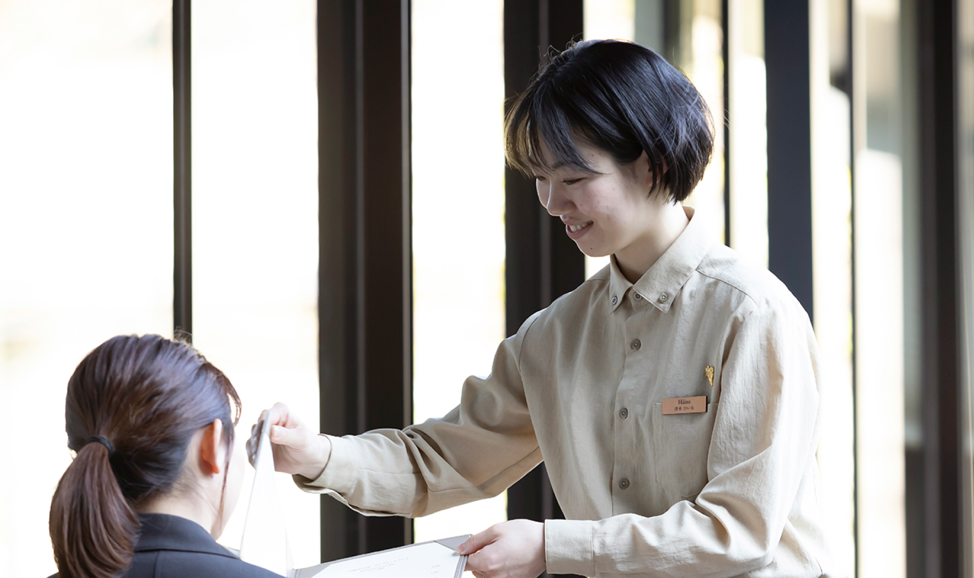 料理の背景や季節、日本文化まで伝え、心に残る食事の時間を演出します。