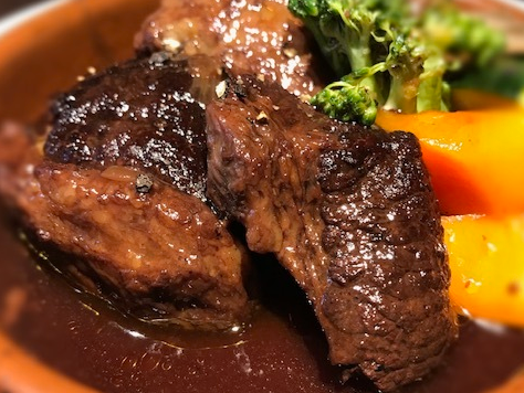 赤ワイン煮込みや、炭火焼きステーキなどこだわりの国産牛を使った、料理が人気です。