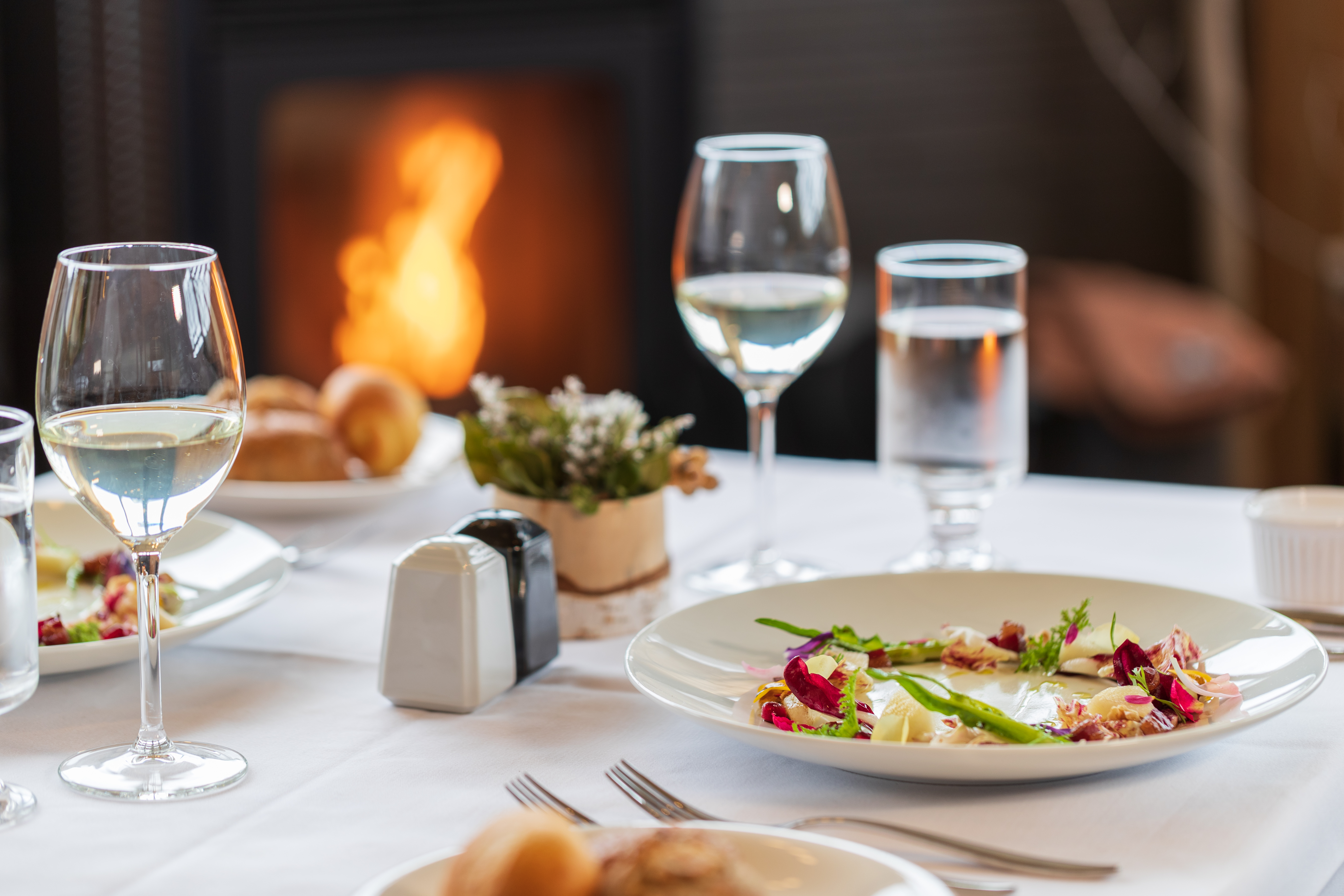 白馬の自然に囲まれた特別な空間で、料理を通して上質な時間を届けていきます。