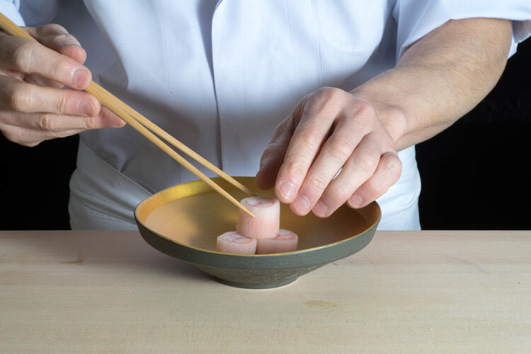 お客様に食材をご覧いただきながら、料理長が提案する調理法をお選びいただく独自のスタイル