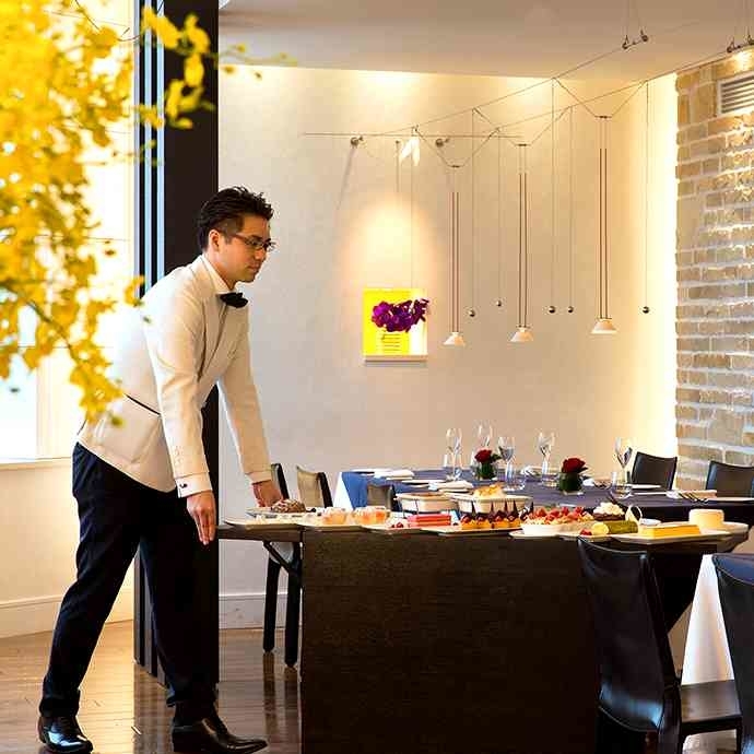 旬の食材をお客様にご紹介。料理の提案もサービスの一部。