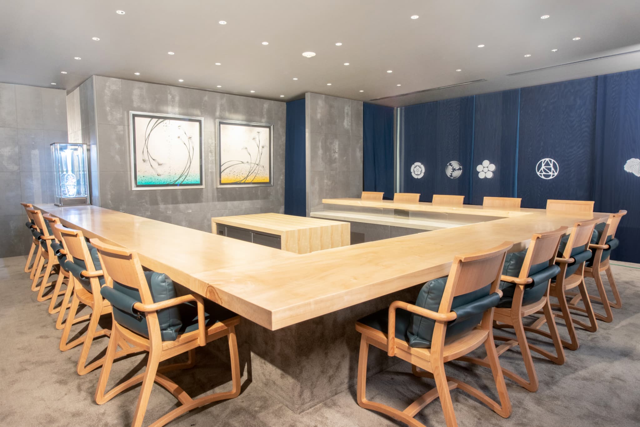 洗練された所作と丁寧な言葉で、特別な時間を演出。