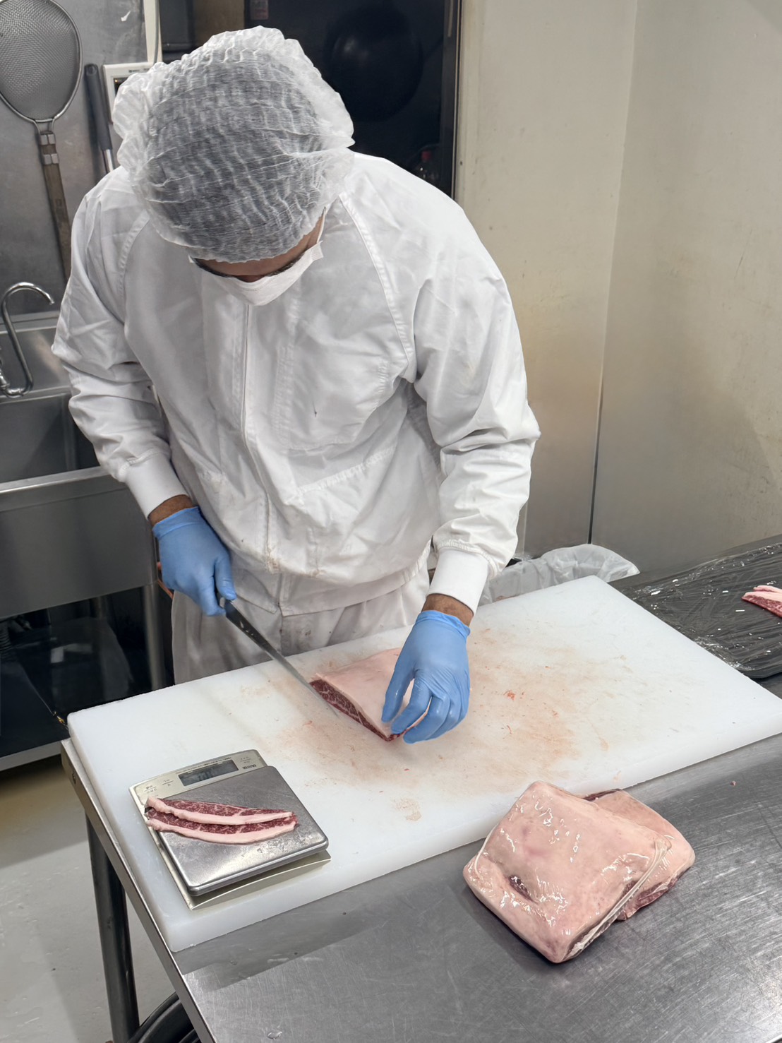 部位ごとの特徴を理解しながら加工・管理。お肉の知識と技術が自然と身につきます。