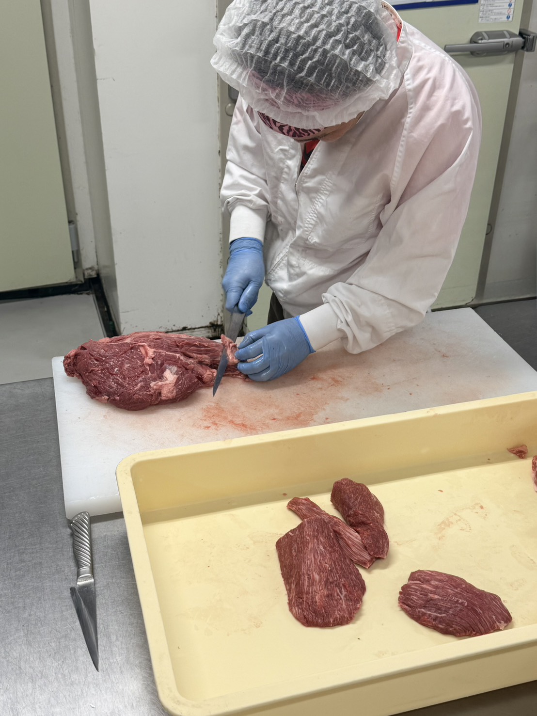 各店舗を支えるセントラルキッチン。効率的な仕込みで残業を抑え、品質も安定。