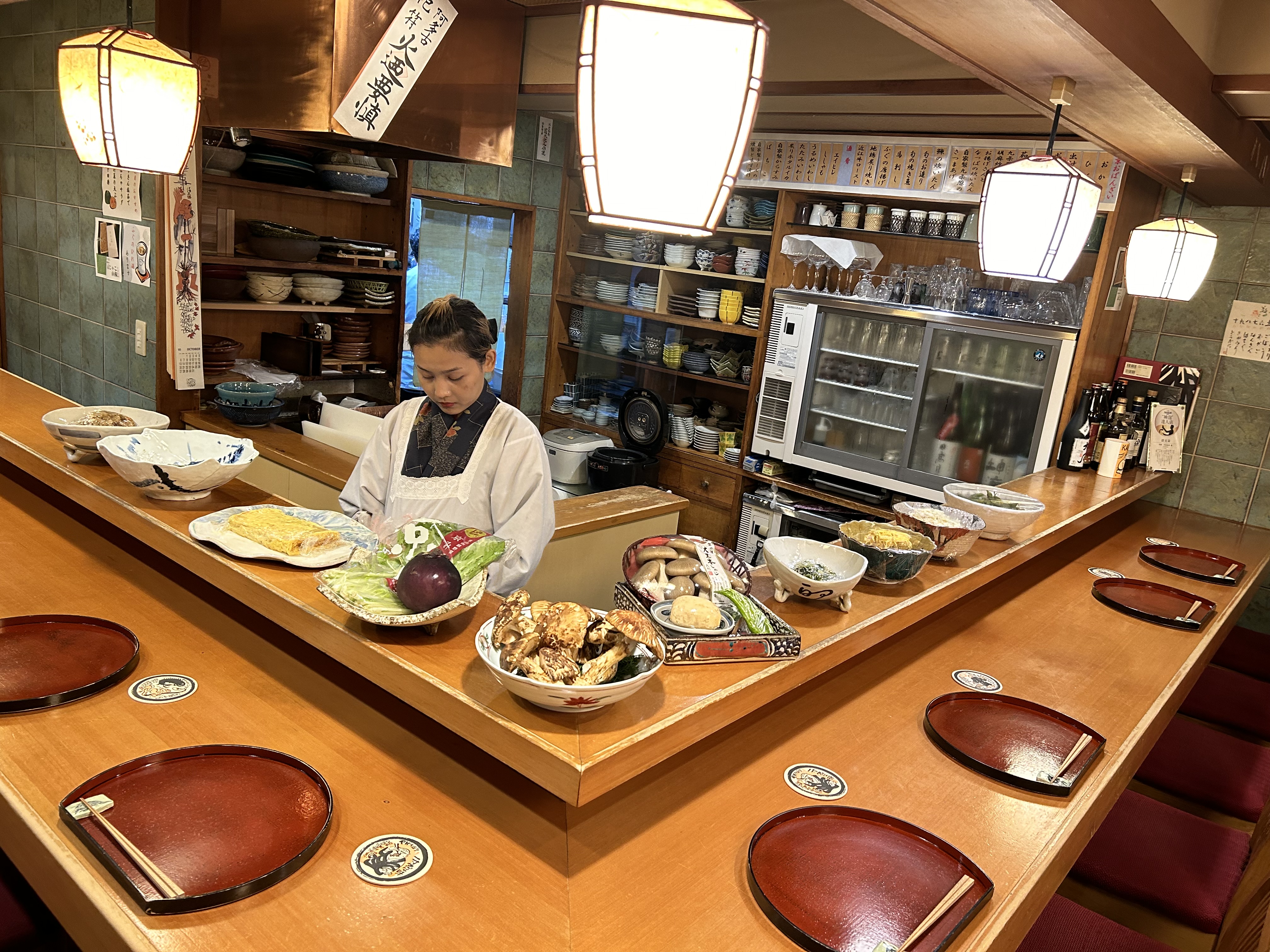 乃木坂駅からすぐの場所にあり、落ち着いた和の割烹スタイルが特徴です。