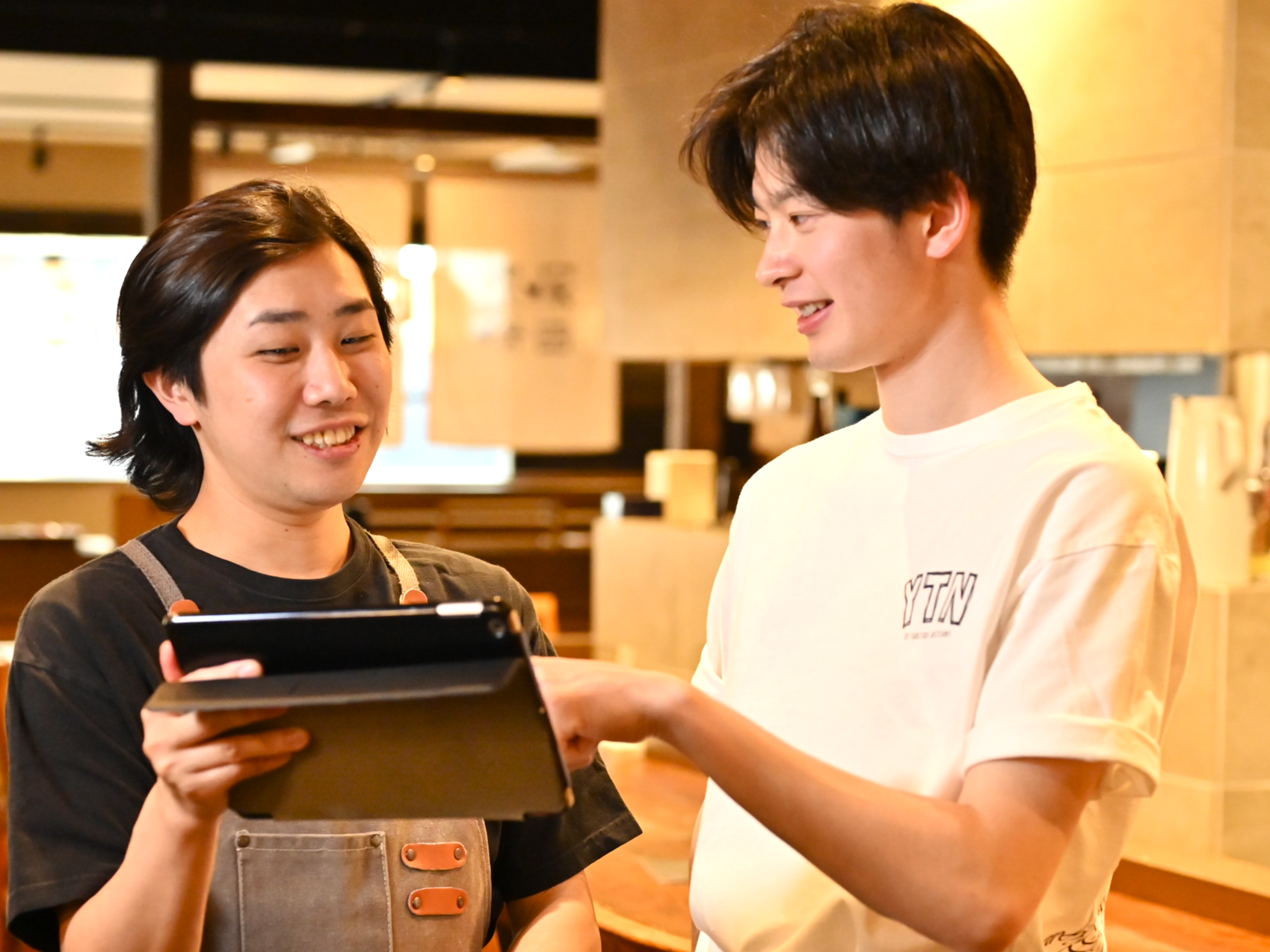 休みは月8日以上。各店舗で有給も取得しやすい環境づくりをしています。男性の育休取得実績も多数