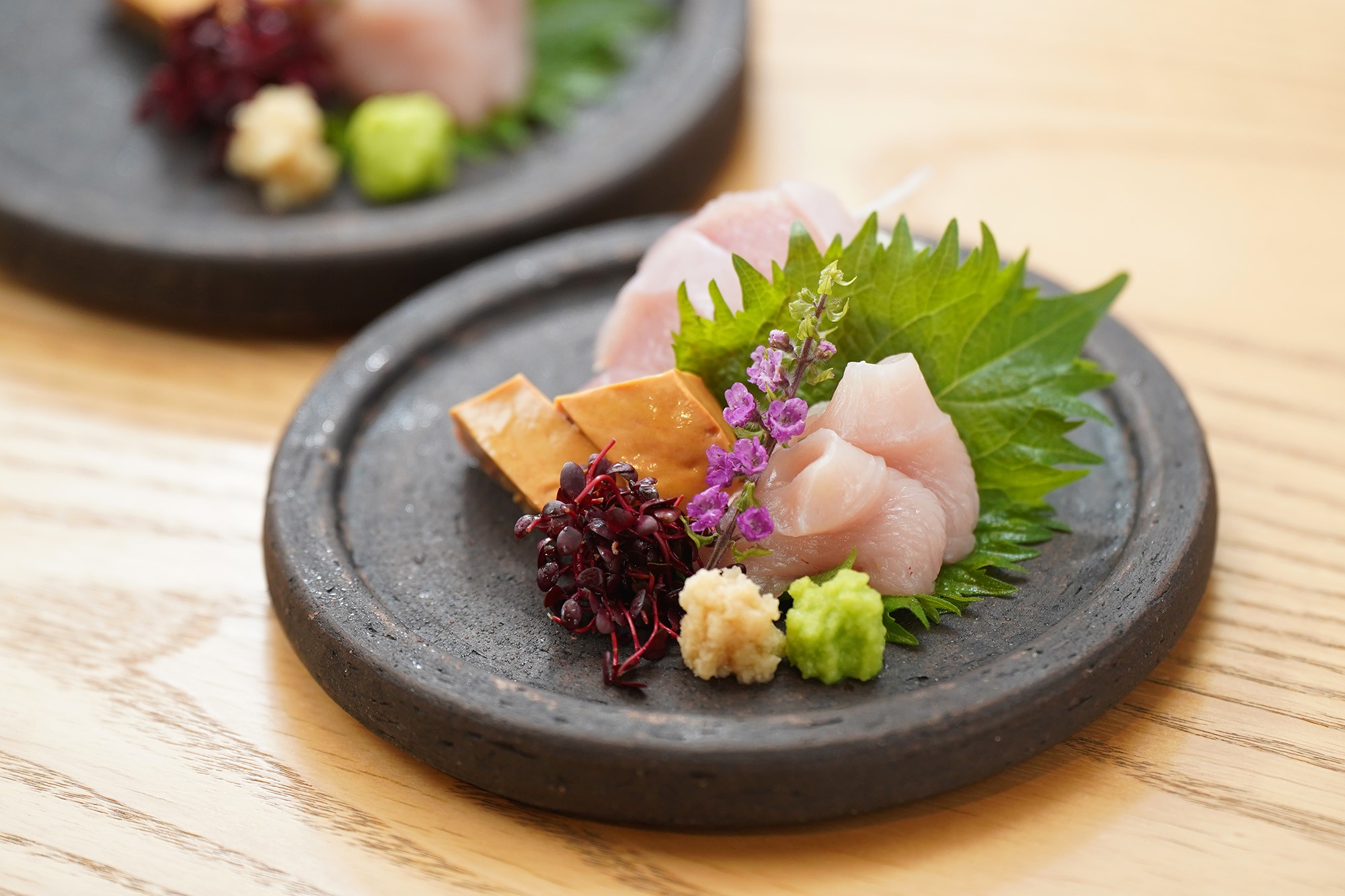 ブランド鶏〈神楽とり〉など、食材にもこだわり抜いています。
