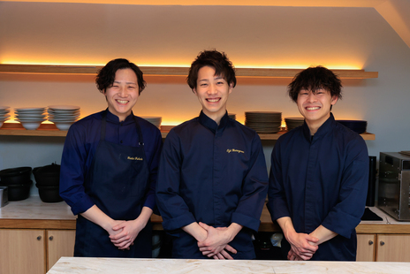 月8日休みを基本に有給取得も推奨しており、長期休暇も相談しやすい体制。