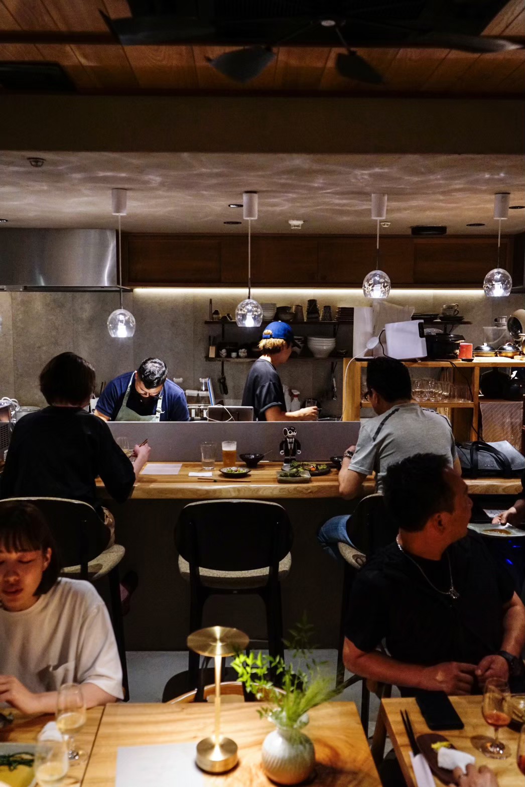 お客様の笑顔が見えるライブ感のある厨房。接客は得意でなくても大丈夫。料理に集中できる環境です。