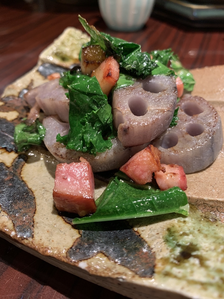 常連との会話から生まれる“その日の一皿”。旬野菜の魅力を引き出す調理が日常です。