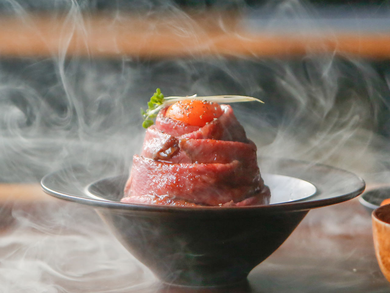 岡山県産の上質な和牛を仕入れ、その肉の掃除・カットから調理まで、一連の工程に携わっていただきます。