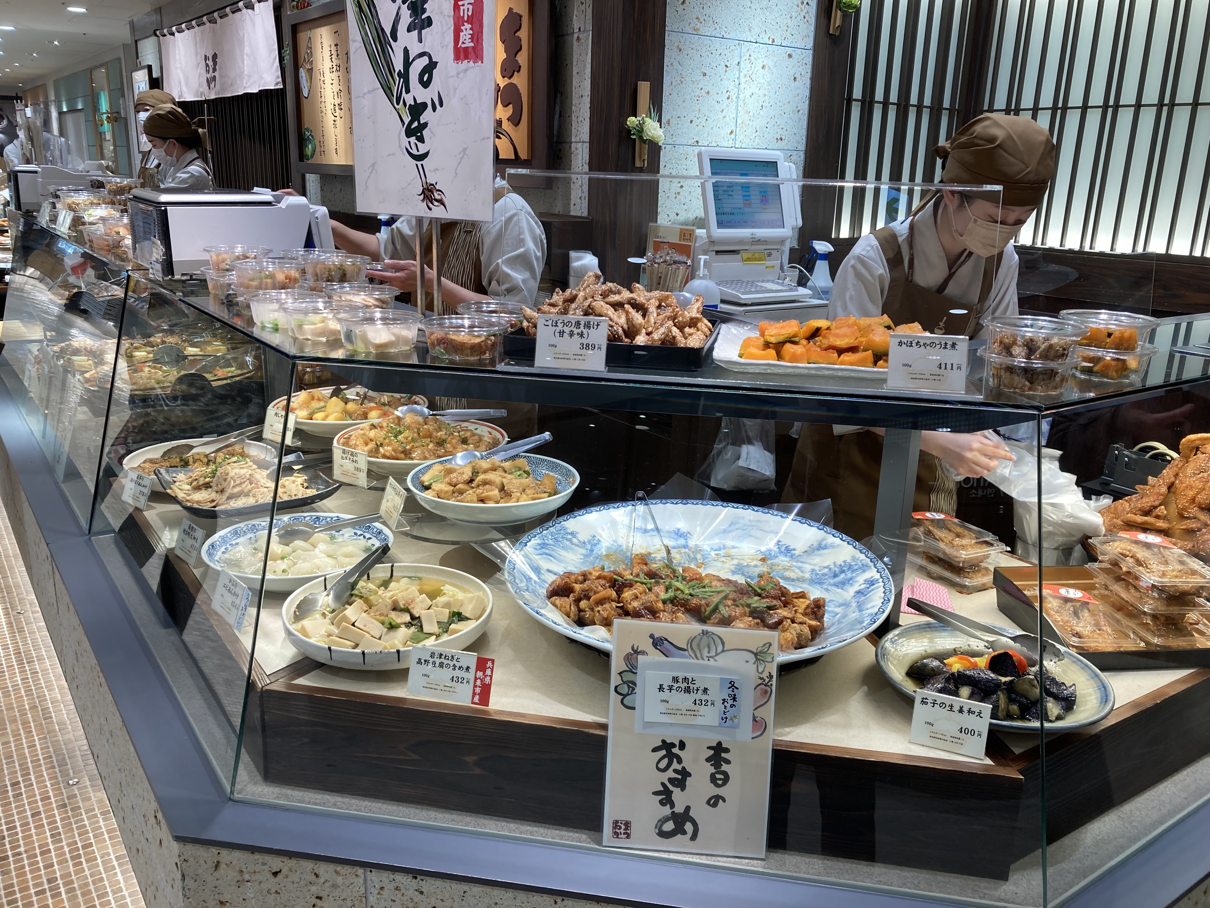 百貨店や駅ビルを中心に全国展開中。落ち着いた雰囲気の売場です。