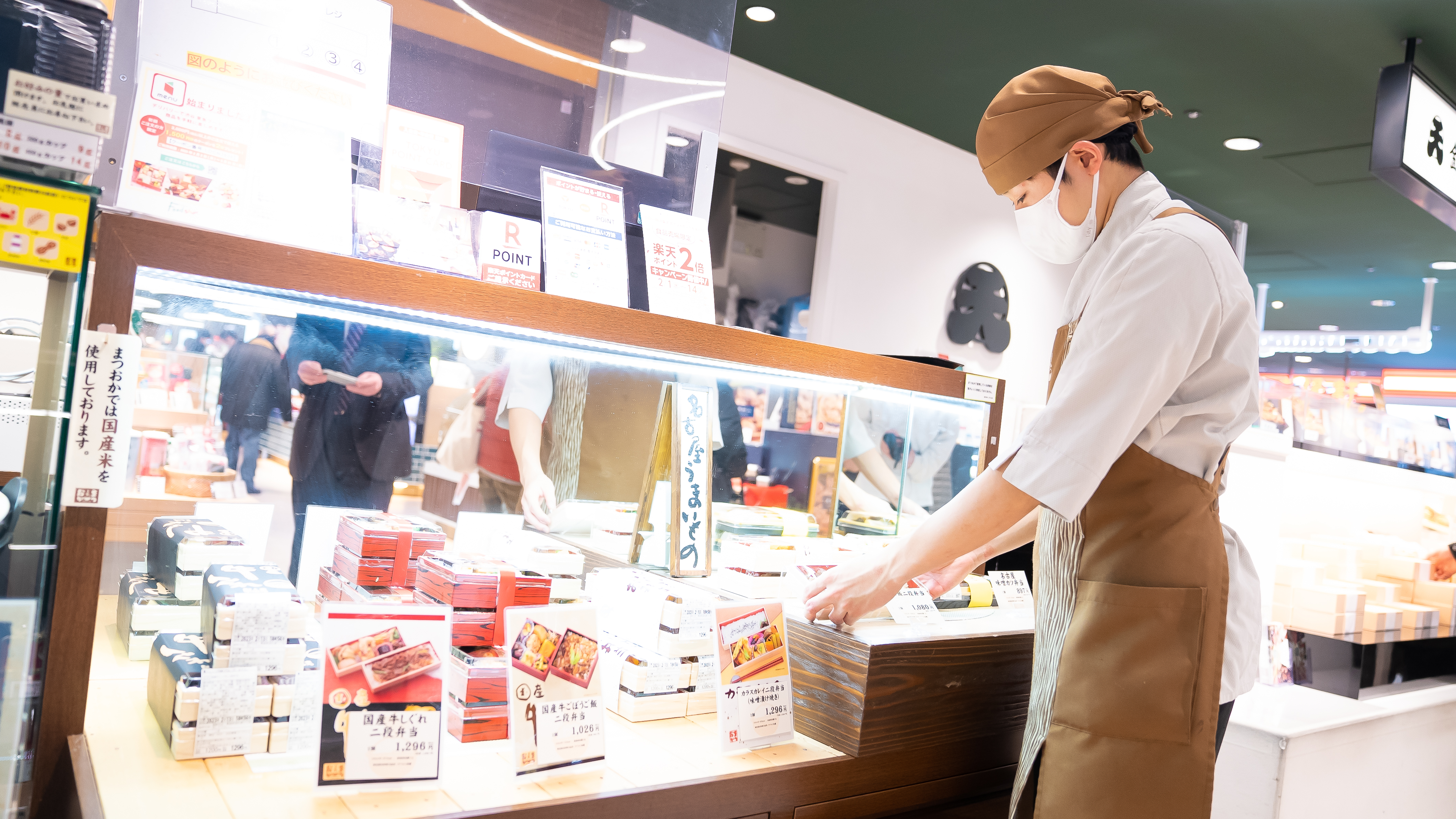 お客様と対面で接する惣菜販売。信頼と安心を届ける日常の仕事です。