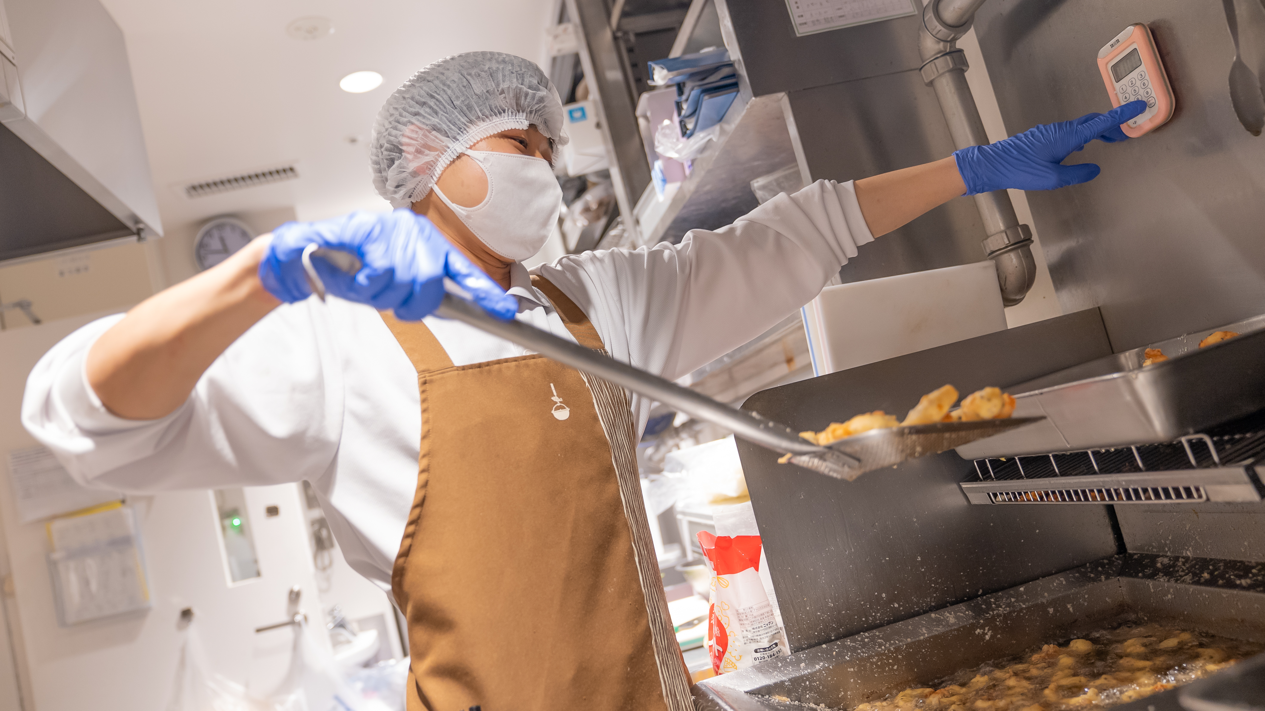 先輩と一緒に売場をつくる中で、少しずつ商売のおもしろさを体感できます。